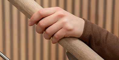 Holz-Handlauf Nahaufnahme mit Hand