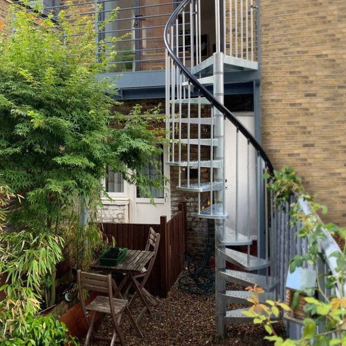 GARDENSPIN Außenspindeltreppe führt von Balkon in den Garten