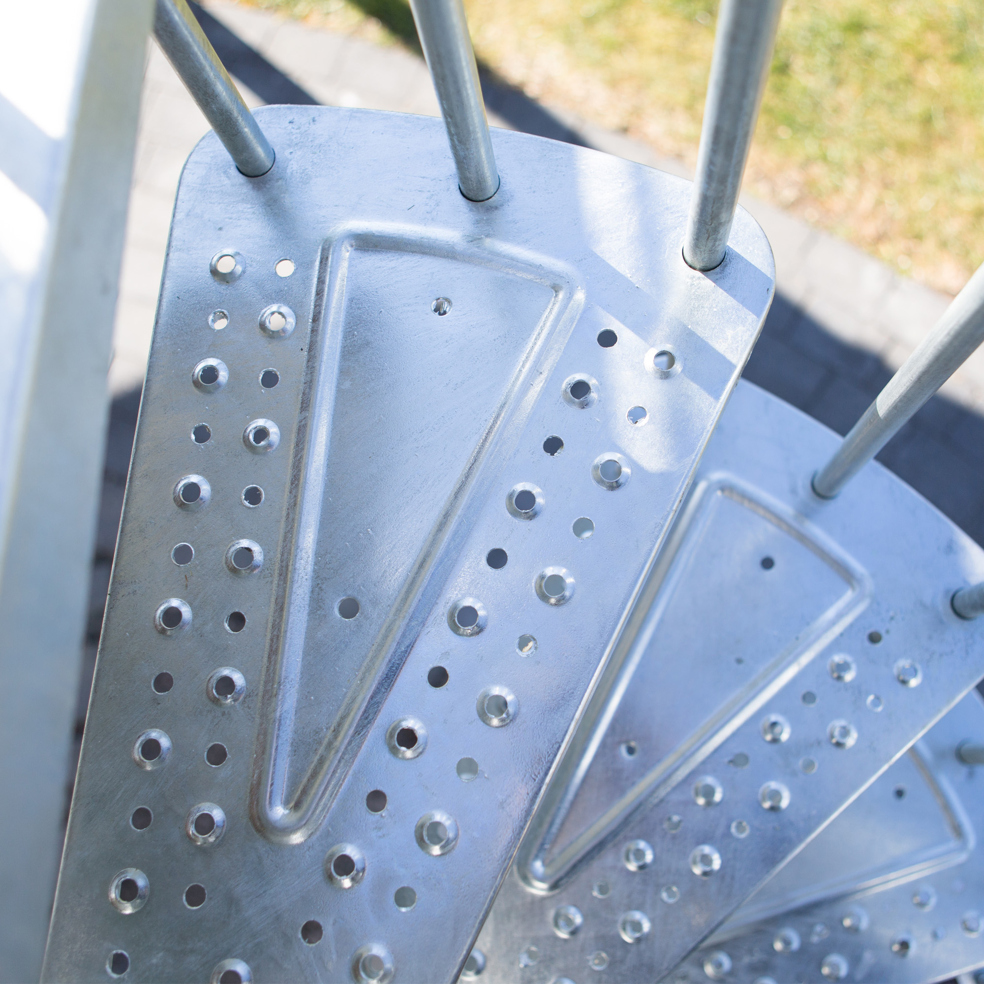aussentreppe-dolle-gardenspin-lochblech-125cm-0409333-detail-stufen-13-a-ae