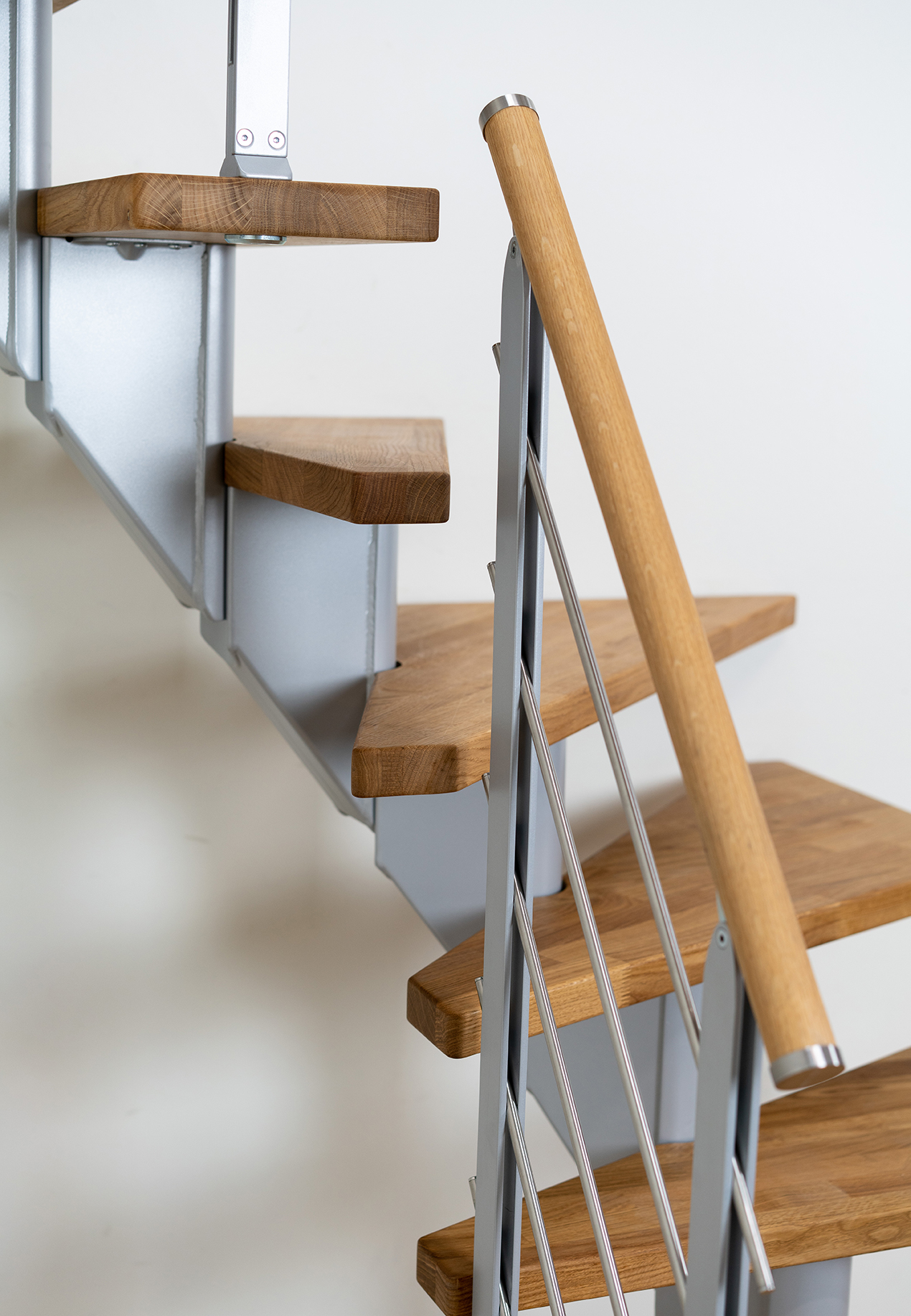 mittelholmtreppe-dolle-frankfurt-4gew-eiche-geoelt-perlgrau-12-ma-2x